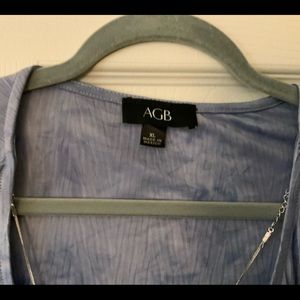 Women’s blouse with necklace (removable)